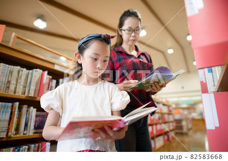 本を読む親子 82583668