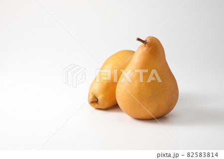 オーロラ西洋梨を白背景で オーロラ西洋梨を白背景で 82583814