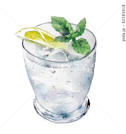氷の入ったグラス（ミントとレモン入り）ー  手描き水彩画 82583918