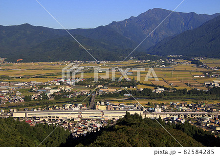 秋の浦佐駅を発車する引退寸前の上越新幹線E4系Max 82584285