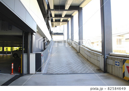 立体駐車場のスロープ(下り坂) 82584649