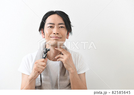 髭を剃る若い男性（スキンケアのイメージ） 82585645