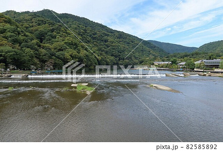 日本の川景色：京都の渡月橋から眺めた上流の大堰（桂・保津）川 82585892