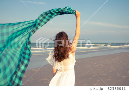 Woman with waver cloth on beach 82586011