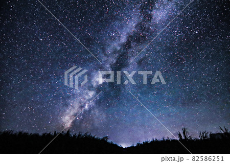 地平線からのびる天の川 宮古島 82586251
