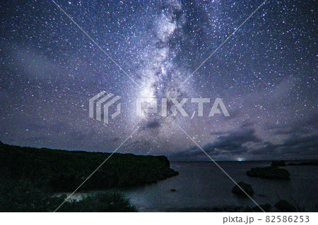 地平線からのびる天の川 宮古島 82586253