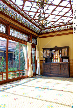 【静岡】秋の熱海　日が差し込む起雲閣のサンルーム 82587599