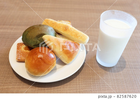 パン・牛乳 82587620