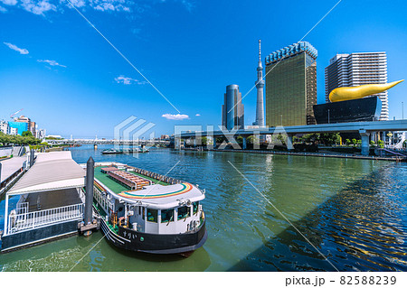 日本の東京都市景観 水上バス・いりすやホタルナ(画面奥)、隅田川などを望む 日本の東京都市景観 水上バス・いりすやホタルナ(画面奥)、隅田川などを望む 82588239