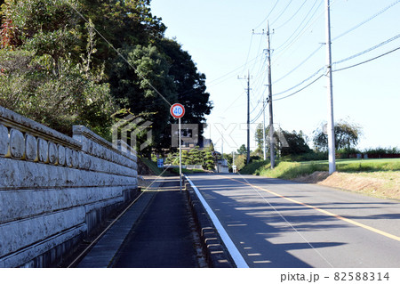 道端にある速度制限の標識 道端にある速度制限の標識 82588314