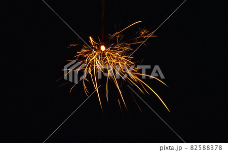美しい線香花火(夏の風物詩) 美しい線香花火(夏の風物詩) 82588378