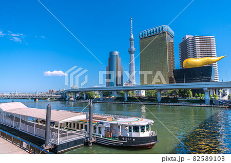 日本の東京都市景観　水上バス・いりすや隅田川、すみだリバーウォーク、特急などを望む 82589103