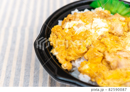 美味しい デリバリー 親子丼 食べる 82590087