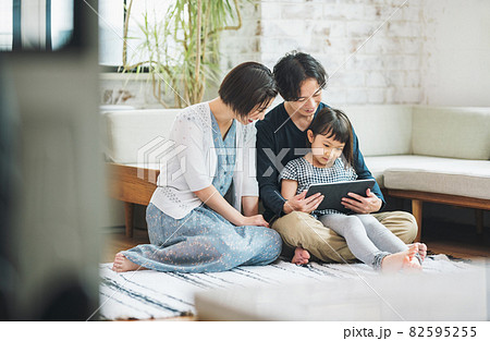 仲良くタブレットを楽しむ家族 仲良くタブレットを楽しむ家族 82595255