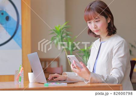 スマホを見るビジネスウーマン 82600798