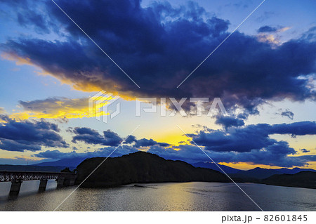 釜房湖の夕景　宮城県 82601845