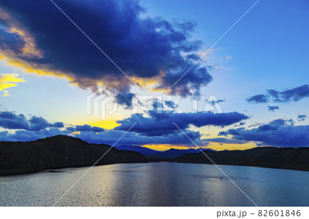 釜房湖の夕景　宮城県 82601846