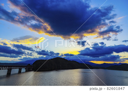 釜房湖の夕景　宮城県 82601847