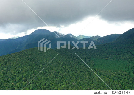 島原半島の雲仙岳の山岳風景の空撮 島原半島の雲仙岳の山岳風景の空撮 82603148