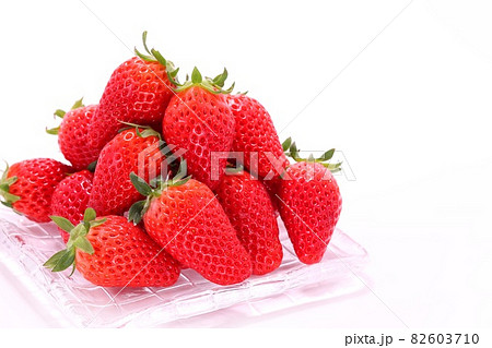 章姫 あきひめ イチゴ 鮮やかな赤色 明るい背景 章姫 あきひめ イチゴ 鮮やかな赤色 明るい背景 82603710