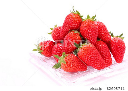 章姫 あきひめ イチゴ 鮮やかな赤色 明るい背景 章姫 あきひめ イチゴ 鮮やかな赤色 明るい背景 82603711