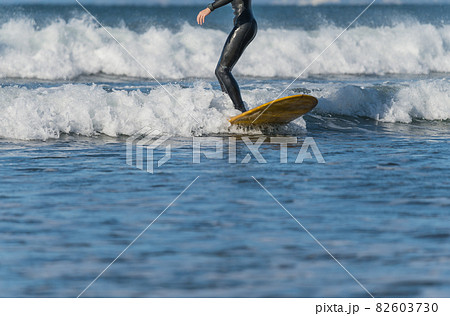 【強風吹き荒れる春の嵐の中のサーフィン】 82603730