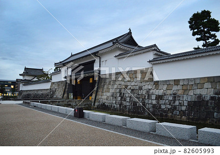 初秋の黄昏時に京都二条城の東大手門から東南隅櫓を望む 82605993