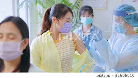 woman has inject vaccine 82606610