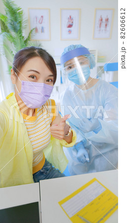 woman take selfie inject vaccine 82606612