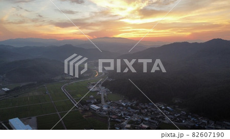 夕暮れ時の田園風景 82607190