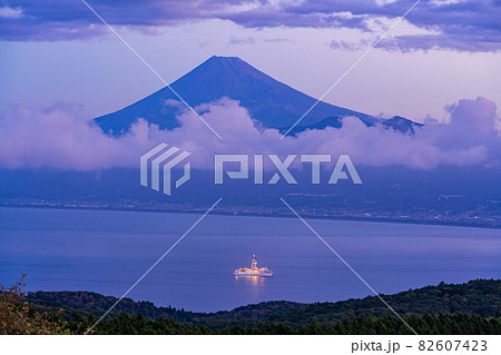 （静岡県）駿河湾に浮かぶ、地球深部探査船「ちきゅう」　富士山　夜明け 82607423