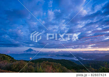 （静岡県）駿河湾に浮かぶ、地球深部探査船「ちきゅう」　富士山　夜明け 82607424