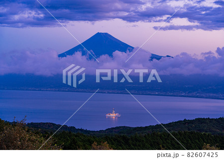 （静岡県）駿河湾に浮かぶ、地球深部探査船「ちきゅう」　富士山　夜明け 82607425