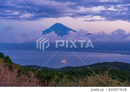 (静岡県)駿河湾に浮かぶ、地球深部探査船「ちきゅう」 富士山 夜明け (静岡県)駿河湾に浮かぶ、地球深部探査船「ちきゅう」 富士山 夜明け 82607426