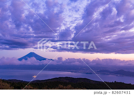 （静岡県）駿河湾に浮かぶ、地球深部探査船「ちきゅう」　富士山　夜明け 82607431