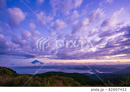 (静岡県)駿河湾に浮かぶ、地球深部探査船「ちきゅう」 富士山 夜明け (静岡県)駿河湾に浮かぶ、地球深部探査船「ちきゅう」 富士山 夜明け 82607432
