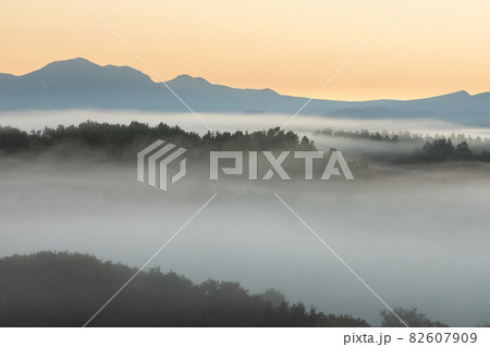 【北海道上富良野町】日の出前の絶景 10月 【北海道上富良野町】日の出前の絶景 10月 82607909