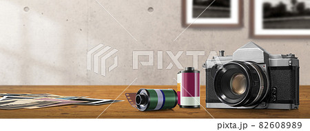テーブルの上にあるアンティークカメラ、フィルム、写真 テーブルの上にあるアンティークカメラ、フィルム、写真 82608989