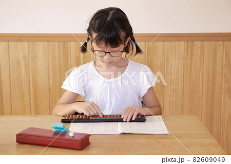 そろばん学習中の女子小学生 82609049