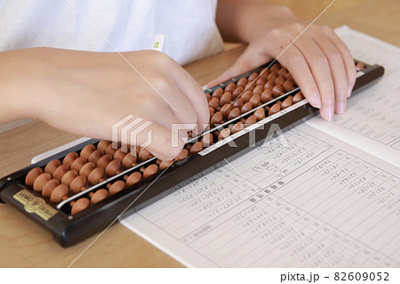 そろばん学習中の小学生 82609052