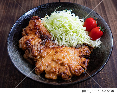 黒い器の豚の味噌漬け焼き 82609236