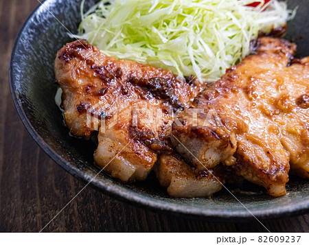 黒い器の豚の味噌漬け焼き 82609237