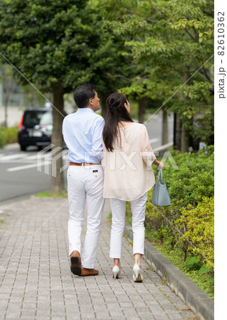 シニア夫婦　散歩　後ろ姿 82610362