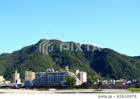 長良川温泉と金華山、岐阜城の風景 82610979