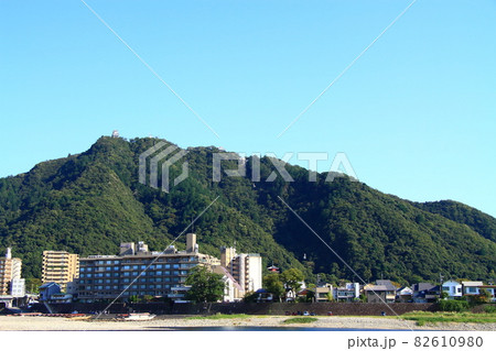 長良川温泉と金華山、岐阜城の風景 長良川温泉と金華山、岐阜城の風景 82610980