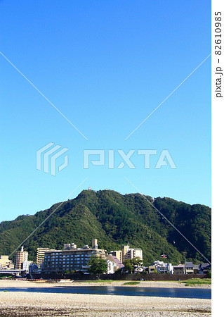 長良川温泉と金華山、岐阜城の風景 82610985