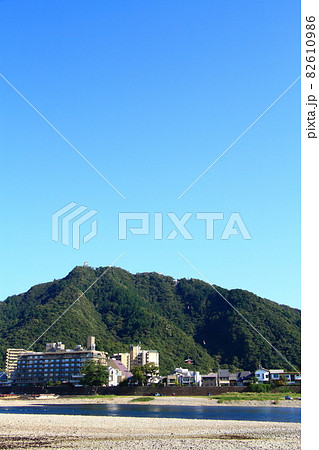 長良川温泉と金華山、岐阜城の風景 82610986