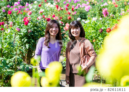 笑顔で旅行する女性のイメージ 82611611