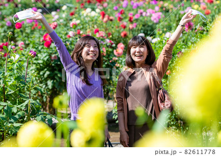 マスクを外す人物のイメージ 観光旅行する女性グループ マスクを外す人物のイメージ 観光旅行する女性グループ 82611778