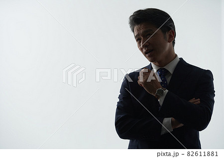 ミドル男性　ビジネス　シルエット 82611881